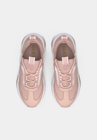 Αθλητικά παπούτσια σε ανοιχτό ροζ χρώμα με εξωτερικό μέρος από δίχτυ, επένδυση στον γιακά, λευκές διακριτικές ρίγες και υφασμένη σόλα. Περιλαμβάνονται κορδόνια και λογότυπο στη γλώσσα.
