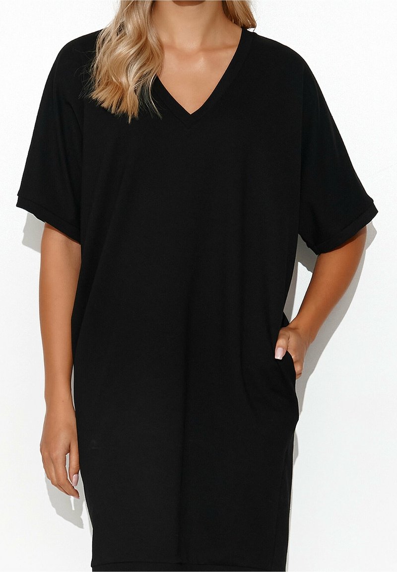 Schwarzes, oversized T-Shirt mit einem V-Ausschnitt, kurzen aufgerollten Ärmeln, seitlichen Taschen, aus einem weichen Stoff mit glatter Textur.