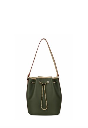 Grüne Leder-Bucket-Bag mit beigem Besatz und geflochtener Kordel zum Verschließen, einzelner Schulterriemen und auf der Vorderseite eingeprägtem Markennamen.