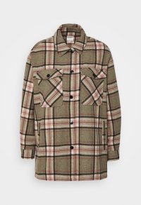Chaqueta de lana a cuadros en verde oliva, con acentos en negro y rosa, cierre de botón, dos bolsillos en el pecho y cuello con solapa.