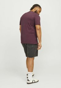 Jack & Jones JJECALEB VARSITY TEE O NECK - T-Shirt print - vineyard wine
