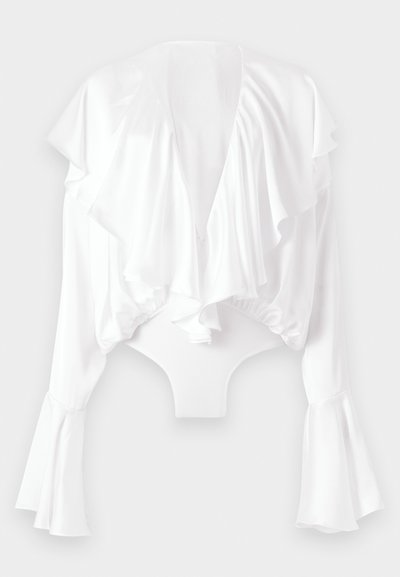Witte bodysuit met een diepe V-hals aan de achterkant, gerimpeld front en uitlopende mouwen. Gemaakt van een gladde, glanzende stof met een aansluitend ontwerp.