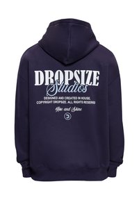 Tamnoplava majica s kapuljačom bijelog i svijetloplavog teksta: "DROPSIZE Studios, dizajnirano i izrađeno interno, autorska prava Dropsize, Rise and Shine."