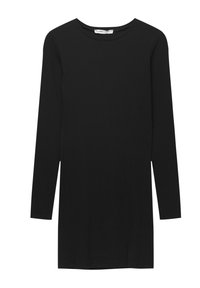 Robe noire à manches longues avec un col rond. Conçue avec une texture côtelée et un détail de couture latérale pour un intérêt visuel.