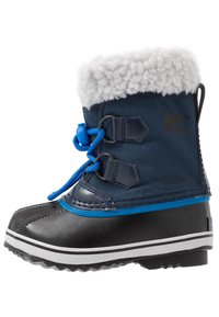 Stivale da neve navy con fodera in pelliccia sintetica grigia, dettagli blu e suola in gomma nera. Caratterizzato da una chiusura a toggle e materiale superiore testurizzato.
