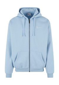Hellblaues Zip-Hoodie aus weichem Stoff. Verfügt über eine Kapuze, Vordertaschen, gerippte Bündchen und Saum sowie ein kleines weißes Logo auf der Brust.