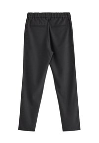 Sorte, elastiske bukser med en glat tekstur, der har to baglommer og et slim fit design, velegnede til afslappet brug.