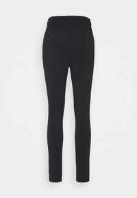 Pantaloni neri aderenti realizzati in tessuto elasticizzato, con una superficie liscia, gambe slim e una vita con sottili dettagli di cucitura.