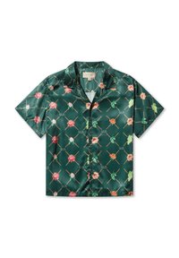 Camisa corta de satén verde con un patrón floral de rosas y hojas, acentuada con palitos cruzados y texto en toda su superficie.