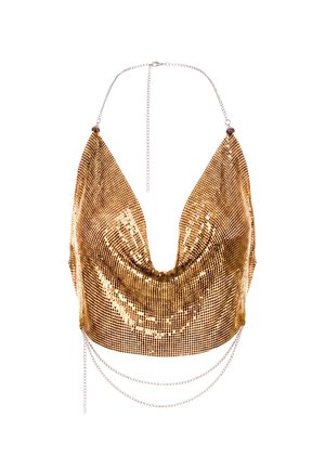 Top halter in catena metallica dorata con parte anteriore drappeggiata e sottili catene argentate che pendono sotto l'orlo e la chiusura dello scollo.