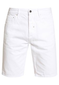 Shorts di denim bianco con taglio dritto, cinque tasche, chiusura a bottoni e dettagli in metallo; presentano un tessuto morbido e testurizzato.