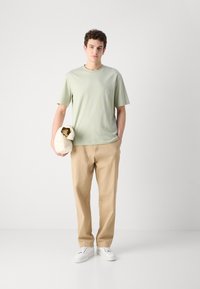 HUGO NILEY - Paprasti marškinėliai - light pastel green