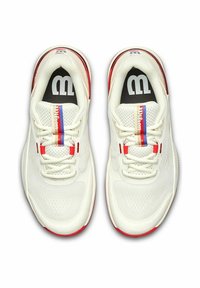 Zapatillas deportivas blancas con acentos rojos, parte superior de malla transpirable, suela texturizada, diseño de cordones y logo de Wilson prominente en la lengua.