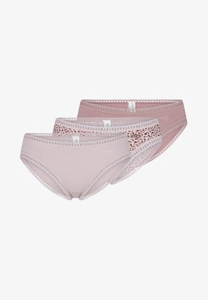 Trzy pary damskich majtek w odcieniach różu, z koronkowym wykończeniem. Jedna z nich ma akcent w wężowy wzór. Miękka tkanina, krój hipster.