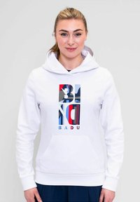 Sudadera blanca con bolsillo frontal, que presenta un diseño gráfico multicolor con la inscripción "BLND BADU" en varios colores y patrones.