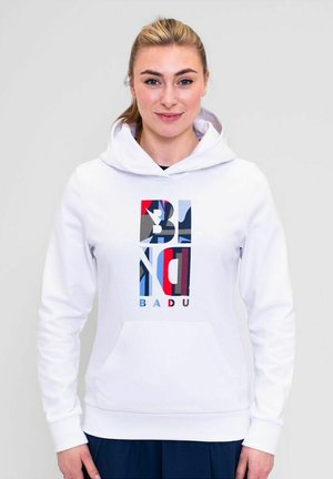 Weißer Hoodie mit einer Vorderseite-Tasche, ausgestattet mit einem mehrfarbigen grafischen Design, das "BLND BADU" in verschiedenen Farben und Mustern zeigt.