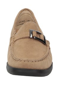 Beige Wildleder Slipper mit einer schwarzen Gummisohle, mit einem silbernen Schnallenakzent und gestickten Details entlang der Ränder.