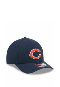 Marineblaue Baseballmütze mit einem gestickten orangenen 'C'-Logo, rundem Kopfteil und gebogenem Schirm. Hergestellt aus strukturiertem Material.