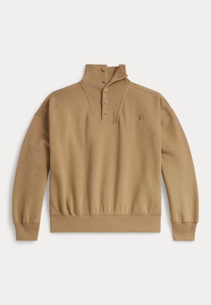 Pull marron clair à manches longues avec col et poignets côtelés, patte à quatre boutons et petit logo brodé sur la poitrine gauche.