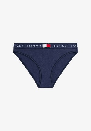 Marineblauwe katoenen slip met een promotionele tailleband met de tekst "TOMMY HILFIGER" en een logo patch met rood, wit en blauwe accenten.