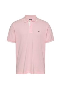 Polo de color rosa claro hecho de algodón, con una tapeta de dos botones, mangas cortas y un pequeño logo en el pecho con contraste en los ribetes.