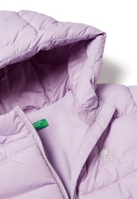 Giacca a piumino viola chiaro con cappuccio, dotata di Fodera in pile e cerniera. Include un'etichetta verde e un logo ricamato.
