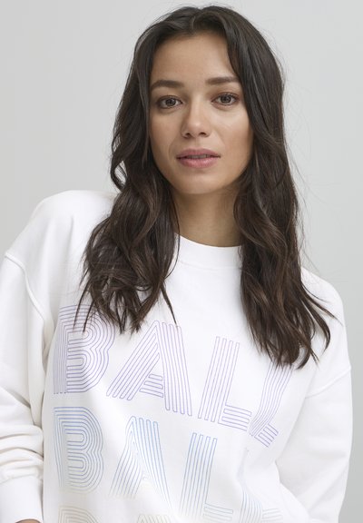Sudadera blanca con el gran texto en degradado "BALL" en púrpura y azul en la parte frontal. Tela suave y texturizada, cuello redondo y corte relajado.