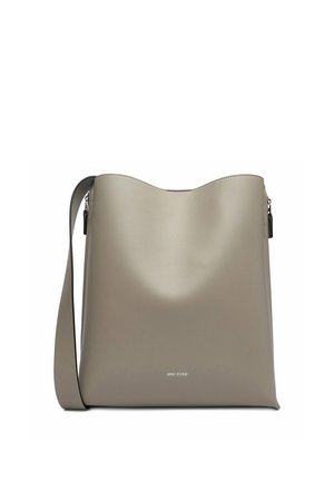 Graue glatte Lederschultertasche mit breitem Riemen, leicht geschwungener oberer Kante und kleinem "Gino Rossi"-Logo nahe der unteren Mitte.