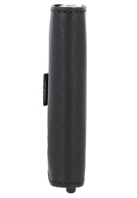 Portafoglio in pelle nera con un design sottile e rettangolare. Presenta una superficie texturizzata e un piccolo pulsante sporgente sul lato.