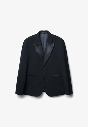 Schwarze Smokingjacke mit satinierter Spitzlapel, zweiknöpfigem Frontverschluss und zwei aufgesetzten Taschen. Glatte Textur, taillierte Passform, minimale Verzierungen.