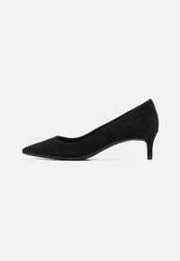 Décolleté nera in suede con punta appuntita e tacco basso. Texture liscia senza modelli visibili o dettagli in metallo.
