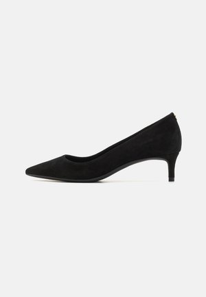 Décolleté nera in suede con punta appuntita e tacco basso. Texture liscia senza modelli visibili o dettagli in metallo.