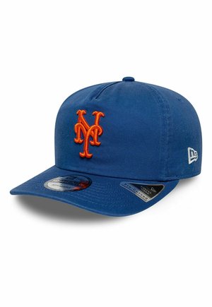 Blau verstellbare Baseballkappe mit orangefarbenem "NY" Logo vorne und New Era Logo an der Seite, leicht schräg auf weißem Hintergrund dargestellt.
