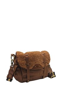 Sac messager en suede marron avec un rabat en shearling brown fluffy et texturé, bandoulière ajustable et accents en métal doré.