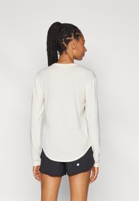 HOKA ESSENTIAL TEE - Hosszú ujjú felső - eggnog