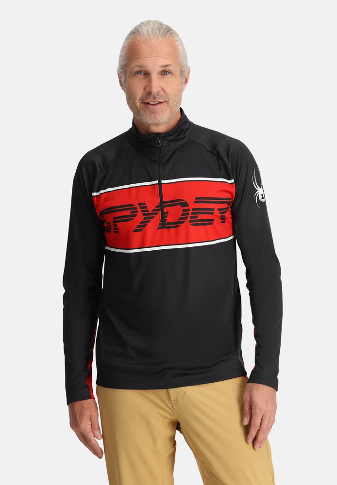 Maglietta sportiva a maniche lunghe nera con accenti rossi; presenta un collo zip e un logo audace. Tessuto sintetico liscio con una vestibilità aderente.