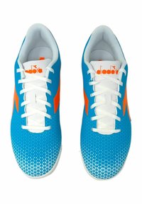 Scarpe sportive blu con dettagli arancioni, tomaia in rete con un motivo a pois sfumati, lacci bianchi e collo imbottito per il comfort.