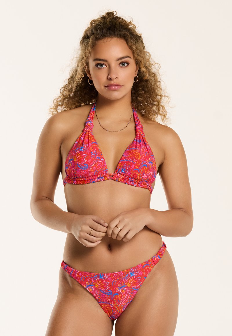 Bikini-Set mit einem Halter-Top und passenden Unterteilen, aus einem Stoff mit einem lebhaften roten, rosa und blauen Paisleymuster.