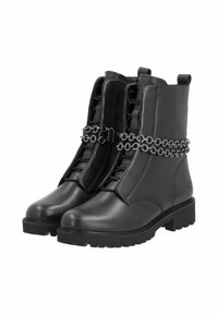Bottes de cheville en cuir noir avec une semelle épaisse, ornées d'une chaîne décorative. Le design comprend deux tirettes et un laçage à l'avant.