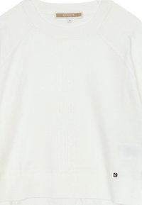 Maglione bianco a maglia con collo rotondo, bordo a costine e leggero motivo floreale al centro. Piccola etichetta nera sul lato.