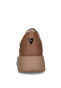 Scarpa sportiva marrone con tomaia testurizzata, dettagli neri e suola imbottita. Presenta un logo distintivo sul tallone.