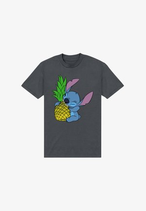 Ciemnoszara koszulka z niebieską postacią z kreskówki przytulającą dużego ananasa z zielonymi liśćmi na przodzie.