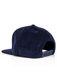 Cappello in corduroy blu navy con visiera piatta, dotato di chiusura snapback e superficie testurizzata. La vista posteriore mostra la cucitura e l'etichetta del marchio.