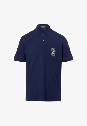 Donkerblauw poloshirt met korte mouwen, twee knoopjes aan de sluiting, borstzakje en kleurrijke geborduurde crest op het zakje.
