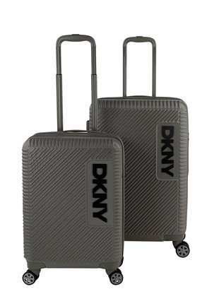 Dos maletas rígidas de DKNY en gris con un diseño texturizado de costillas diagonales, con acentos de logotipo en negro y cuatro ruedas multidireccionales.