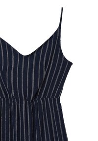 Abito navy con sottili righe verticali bianche, scollatura a V, spalline sottili, e vita arricciata, realizzato in tessuto leggero con una finitura testurizzata.