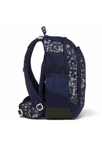 Sac à dos bleu marine avec des motifs floraux en blanc et vert. Bretelles rembourrées, finition texturée et un panneau inférieur noir.