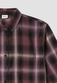 Geruite shirt in tinten van donkerrood en zwart, met een knoopsluiting kraag, zwarte knopen en een borstzak. Katoenen stof met een soepele textuur.