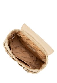 Bolso de mano de cuero beige con una textura suave, que cuenta con un compartimento abierto, bolsillos interiores y forro de marca. Acentos de hardware en forma circular.