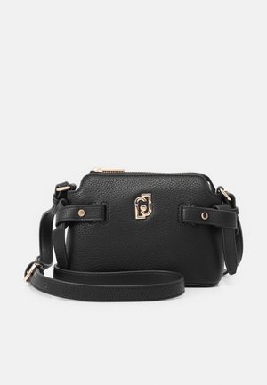 Sort tekstureret lædercrossbodytaske med gyldent logo foran, justerbar rem, sidespænde-detaljer og lynlås øverst.